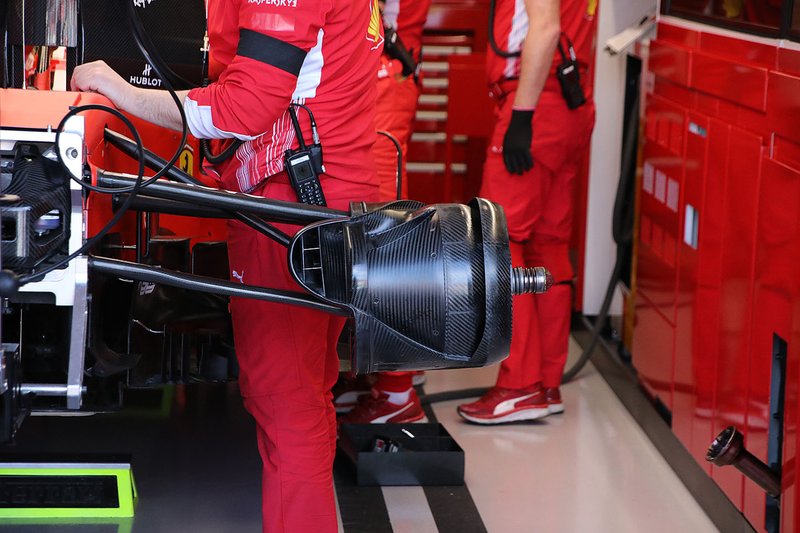 Ferrari SF90 dettaglio del cestello dei freni anteriore sinistro