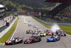 Старт: лидирует Toyota TS050 №8 команды Toyota Gazoo Racing: Себастьен Буэми, Казуки Накаджима, Фернандо Алонсо