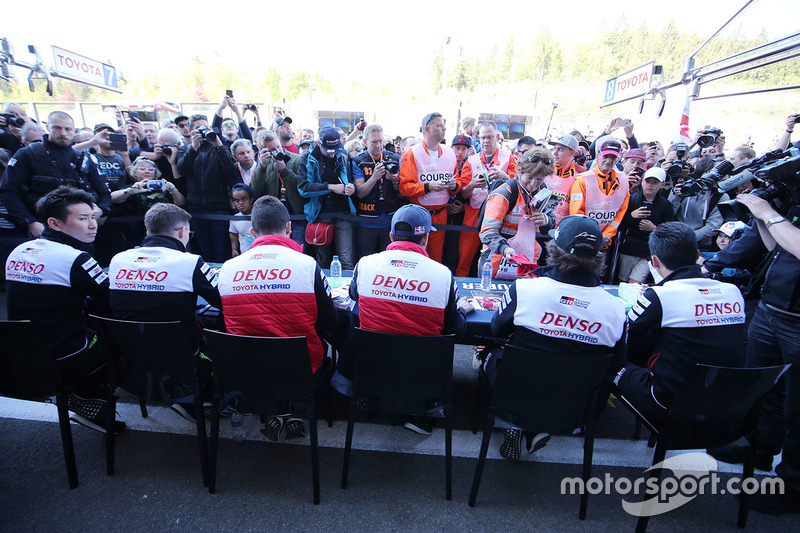 Sébastien Buemi, Kazuki Nakajima, Fernando Alonso, Mike Conway, Jose Maria Lopez, Kamui Kobayashi Toyota Gazoo Racing durante la sesión de autógrafos