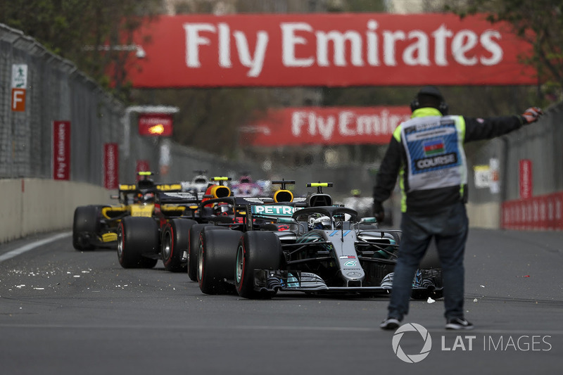 Valtteri Bottas, Mercedes-AMG F1 W09 EQ Power frente a un comisario