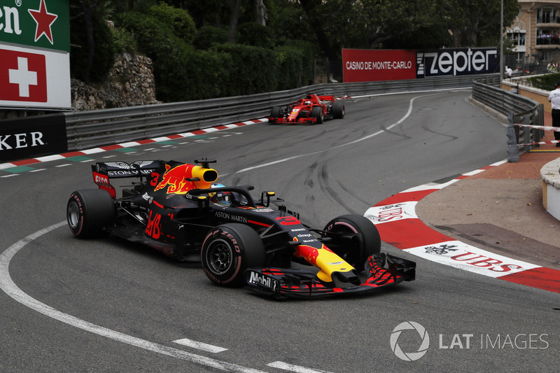 Daniel Ricciardo, Red Bull Racing RB14 lidera a Sebastian Vettel, Ferrari SF71H