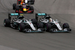 Lewis Hamilton, Mercedes AMG F1 W07 Hybrid and team mate Nico Rosberg, Mercedes AMG F1 W07 Hybrid at the start of the race