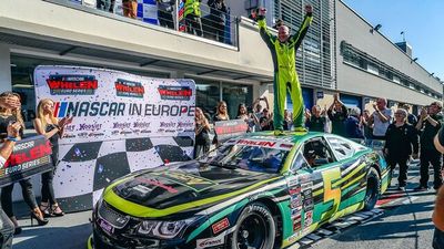 Jacques Villeneuve vainqueur en EuroNASCAR !