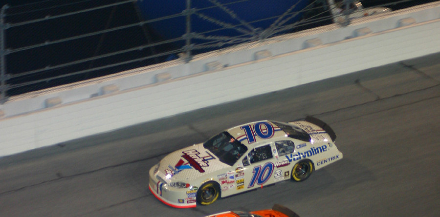 Stewart dusts 'em at Daytona Stewart dusts 'em at Daytona