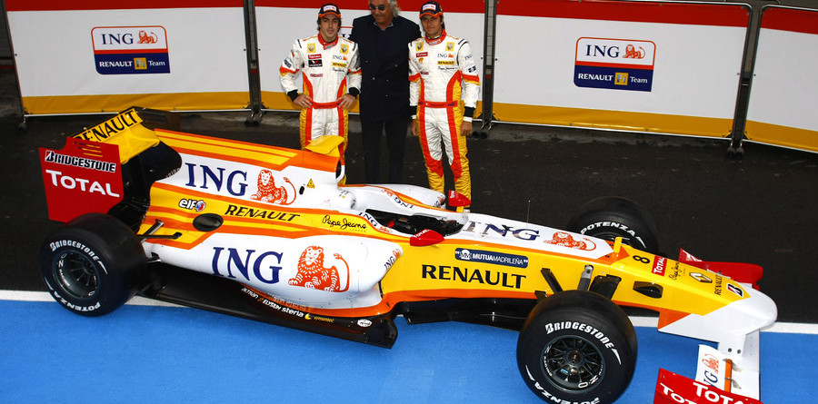 Alonso, Piquet show Renault's new R29 Alonso, Piquet show Renault's new R29