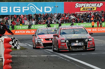 Tander holds off Lowndes for Bathurst 1000 victory