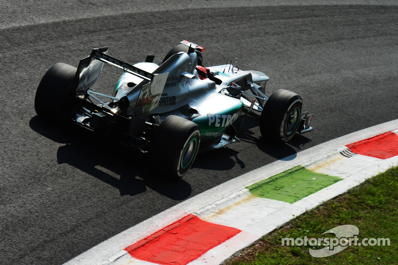 Mercedes' Rosberg and Schumacher head to Singapore for night race