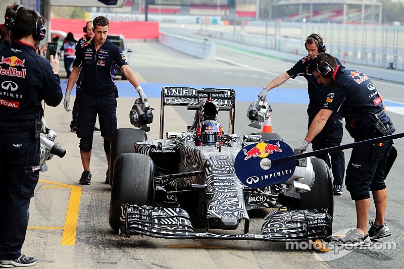 Kvyat y Red Bull pasan problemas en la jornada