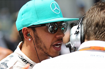 Hamilton says paperwork delaying new Mercedes deal
