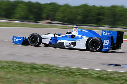 Сбитый во время гонки IndyCar механик избежал серьёзных травм
