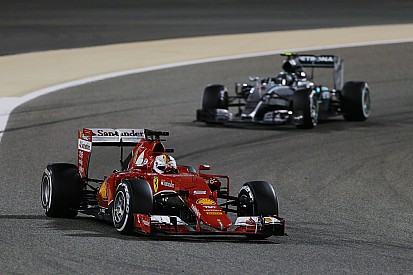 Vettel dice que Ferrari está alcanzando a Mercedes