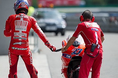 Stoner promuove la nuova forcella Ducati