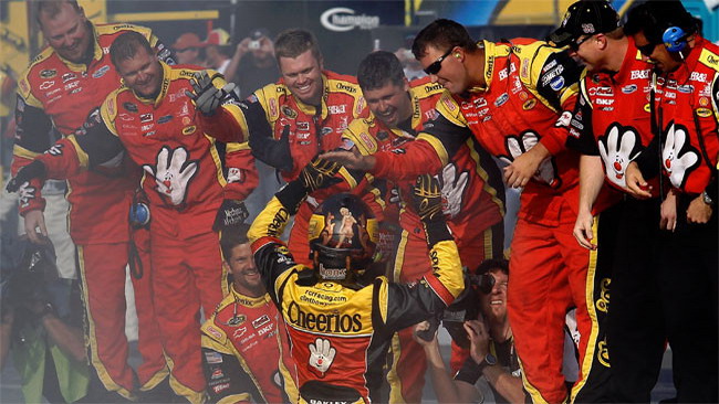 Stewart rimane a secco, Bowyer ne approfitta!