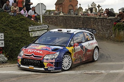 A metà della seconda tappa Loeb continua a gestire