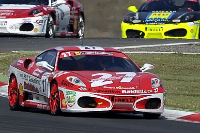 Matteo Malucelli festeggia una doppietta a Vallelunga