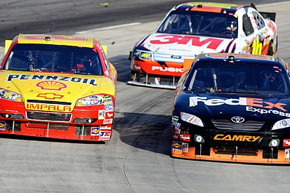 Hamlin si conferma il re di Martinsville