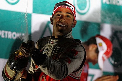 Hamilton chiede un ultimo sforzo alla McLaren