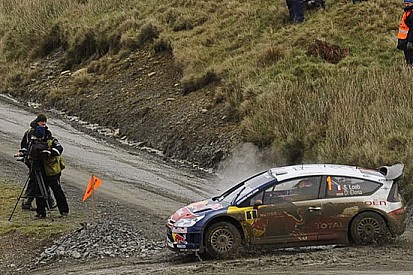 Galles, PS11: Loeb si gira, ma resta in testa