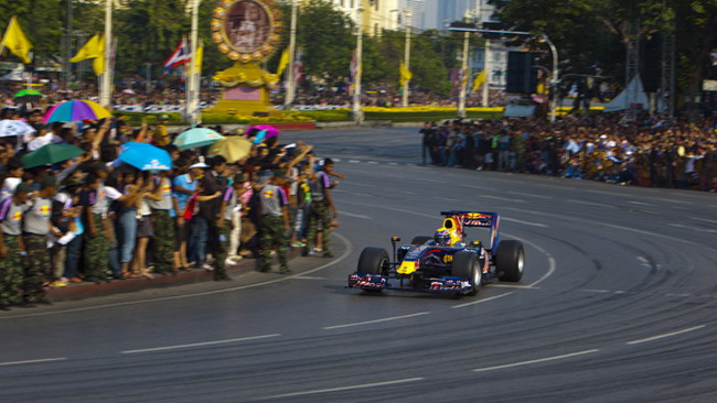 Bagno di folla per Webber a Bangkok