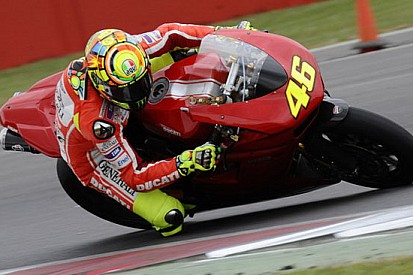 Valentino conosce Silverstone con una Ducati SBK