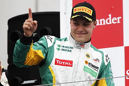 Bottas si impone sotto la pioggia al Nurburgring