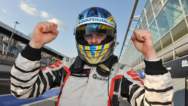 La prima pole del 2012 va a Quaife-Hobbs