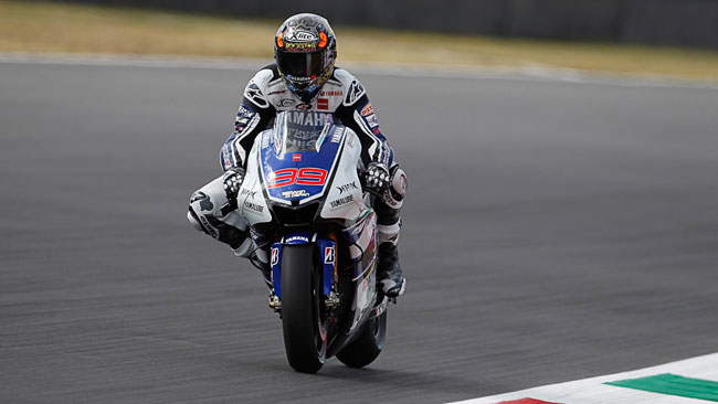 Mugello, Libere 2: Lorenzo cade, ma comanda ancora