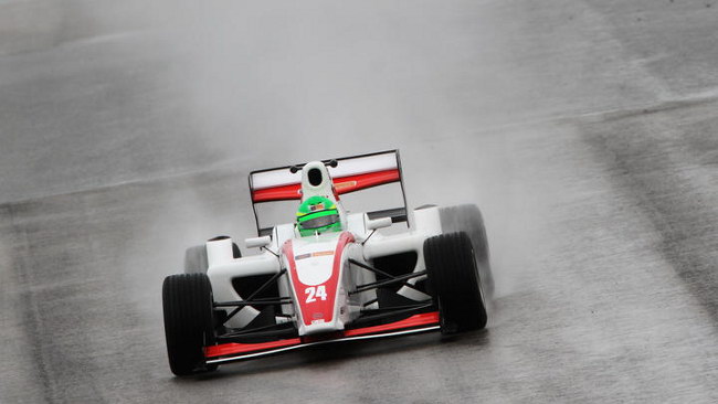 Brands Hatch, Gara 1: Mirocha strepitoso sul bagnato