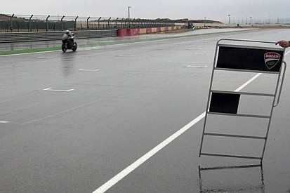 La pioggia tormenta anche i team di SBK ad Aragon