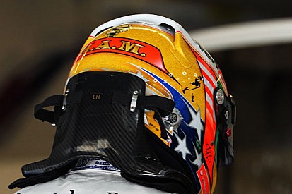Censurato il casco scurrile di Hamilton