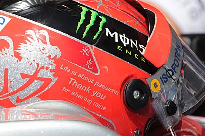 Schumacher saluta i tifosi con un tributo sul casco