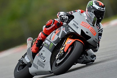 Lorenzo promuove alcune novità della M1