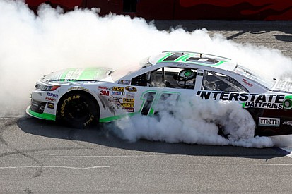 Hamlin e Logano regalano la vittoria a Kyle Busch
