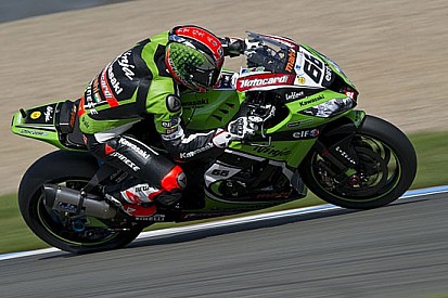 Tom Sykes stravince Gara 1 a Donington