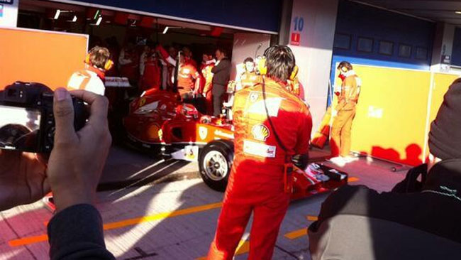 La Ferrari F14 T ferma in pista dopo neanche un giro!