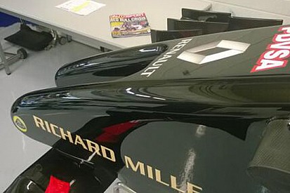 La Lotus E22 si presenta col muso asimmetrico