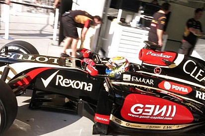 La Lotus riparte, ma dura solo un giro: bandiera rossa