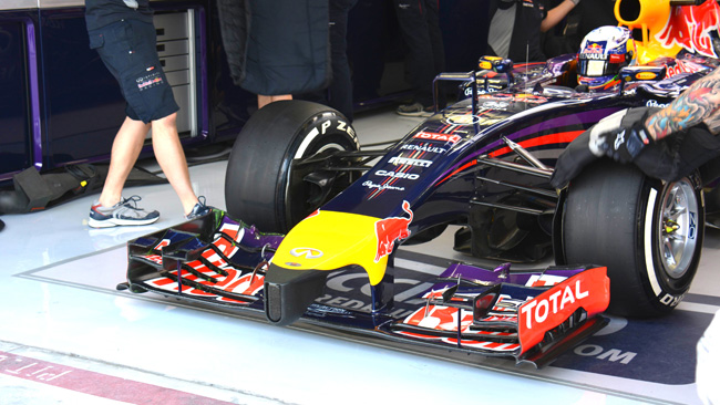 La Red Bull RB10 gira con l'ala davanti molto scarica