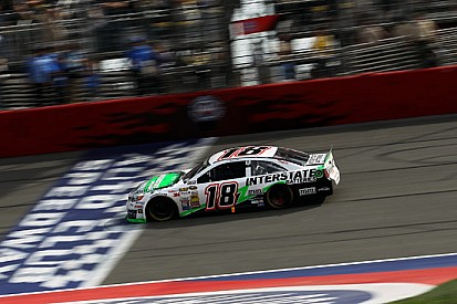 Kyle Busch piega Larson nel finale a Fontana