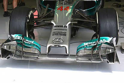 Mercedes insiste sull'ala anteriore modificata