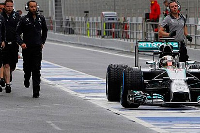 Barcellona, Ore 12: Hamilton anche sull'acqua
