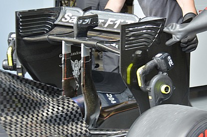 La Sauber svergola l'ala posteriore