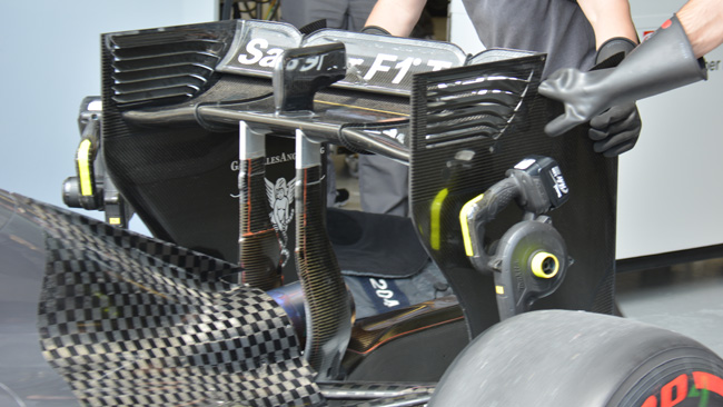 La Sauber svergola l'ala posteriore