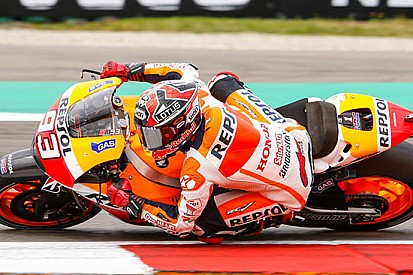 Assen: Marquez a quota otto davanti ad un super Dovi