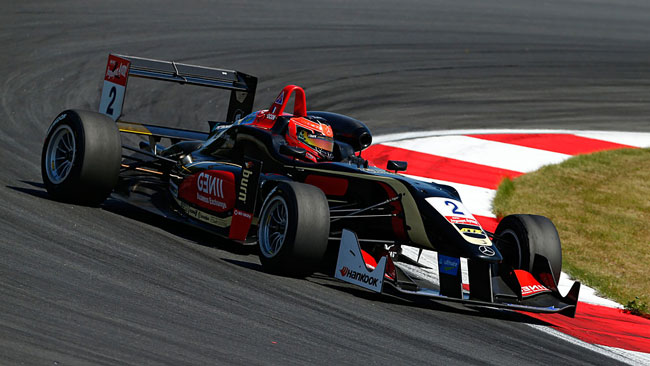 Ocon piega Verstappen con un finale da thriller