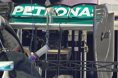 Mercedes: tre archi sull'ala posteriore della W05