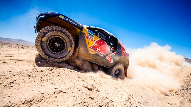 Dakar: Peterhansel resta in gara usando la testa