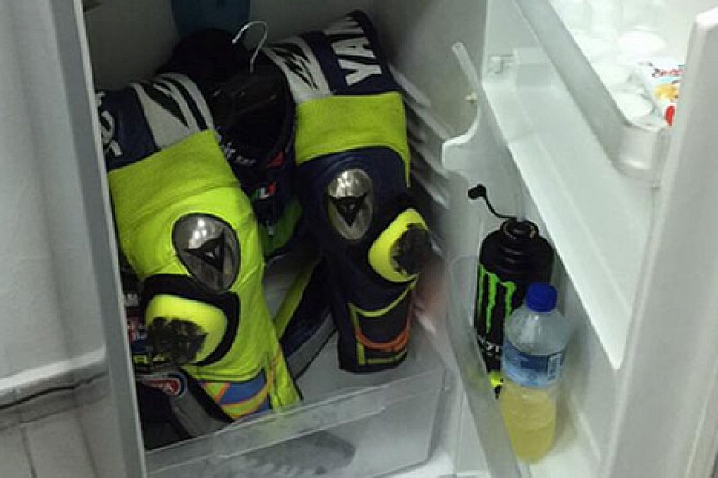 Valentino combatte il caldo con la tuta in... frigorifero!