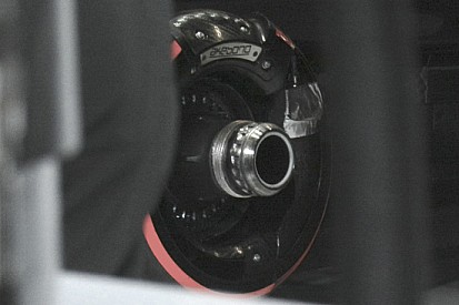 McLaren: il cestello in carbonio del freno anteriore