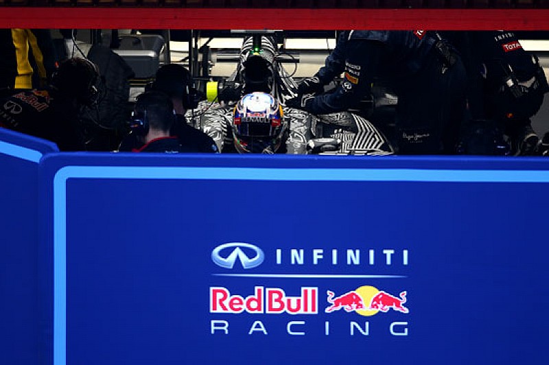 Ricciardo fermo all'uscita della pitlane: bandiera rossa